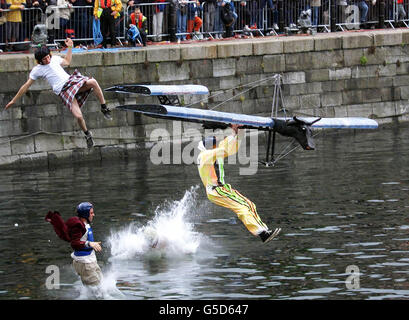 Les pilotes de daredevil s'emparées dans les eaux au-dessus de Georges Dock Dublin, dans le deuxième Red Bull Flugtag d'Irlande. La compétition implique une collection de machines de vol à moteur et de pilotes de ballon d'oddball se lançant sur une rampe de 6 mètres de haut. * le Flugtag est un événement international qui a également eu lieu à Berlin, Johannesburg et Vienne. Banque D'Images