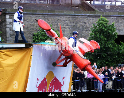 Les pilotes de daredevil s'emparées dans les eaux au-dessus de Georges Dock Dublin, dans le deuxième Red Bull Flugtag d'Irlande. La compétition implique une collection de machines de vol à moteur et de pilotes de ballon d'oddball se lançant sur une rampe de 6 mètres de haut. * le Flugtag est un événement international qui a également eu lieu à Berlin, Johannesburg et Vienne. Banque D'Images