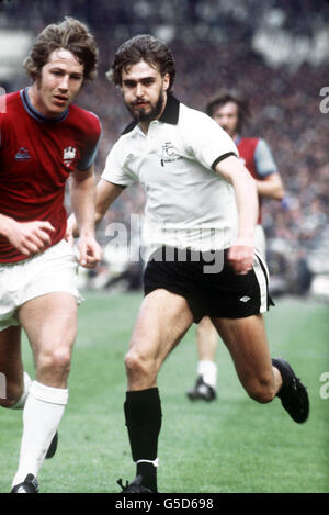 Football - finale de la coupe FA - West Ham United contre Fulham.L-R, Tommy Taylor - West Ham United, Viv Busby - Fulham Banque D'Images