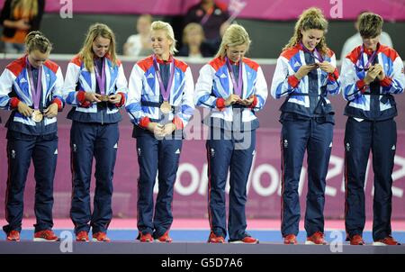 Chloe Rogers, Laura Bartlett, Alex Danson, Georgie Twigg, Ashleigh ball et Sally Walton en Grande-Bretagne (de gauche à droite) avec leurs médailles de bronze au Hockey Centre du Parc olympique de Londres. Banque D'Images