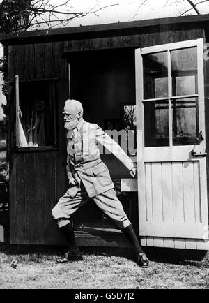 GEORGE BERNARD SHAW 1929: Shaw poussant son refuge tournant pour attraper les rayons du soleil. La cabane pourrait être manipulée de sorte que, les jours ensoleillés, Shaw puisse récolter le bénéfice du soleil toute la journée. La cabane est à Ayot Saint-Laurent. Banque D'Images