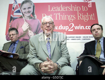 Le révérend Ian Paisley, chef du Parti unioniste démocratique (au centre) avec Peter Robinson (à gauche), chef adjoint et membre de l'Assemblée de Nigel Dodds, lors du lancement du manifeste des élections générales du parti à Belfast. Banque D'Images