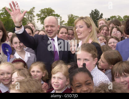 Le chef du Parti conservateur William Hague avec son épouse Ffion arrive à l'école de Thorpe House à Norwich pendant sa campagne électorale générale. Banque D'Images