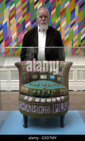 L'artiste pop Peter Blake se dresse entre des pièces de Tracey Emin (devant) et Bridget Riley (arrière) à la Royal Academy of Arts de Londres. En tant que Senior Hanger pour l'exposition d'été, Blake installe des œuvres de certains des grands noms de l'art britannique contemporain * - y compris Damien Hirst et Sarah Lucas. Parmi les autres artistes invités, citons Jake et Dinos Chapman, Gary Hume, Bridget Riley et Sam Taylor-Wood. L'exposition ouvre en juin 5 et se déroule jusqu'en août 13 2001. Banque D'Images