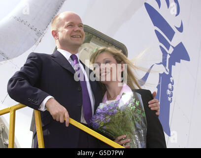 Le chef du Parti conservateur William Hague et sa femme Ffion mettent en feu leur « avion de bataille » à Cardiff pendant leur campagne électorale générale. Les élections sont le 7 2001 juin. Banque D'Images