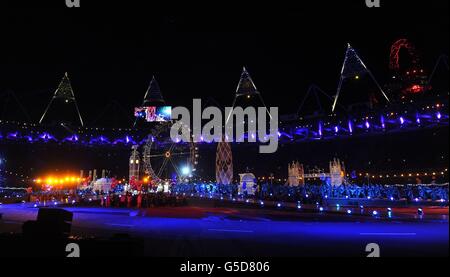 Jeux Olympiques de Londres - jour 16.Ray Davies présente le coucher du soleil de Waterloo lors de la cérémonie de clôture au stade olympique, le dernier jour des Jeux Olympiques de Londres 2012. Banque D'Images