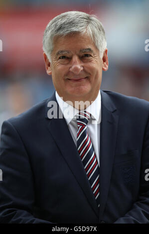 Football - FA Community Shield - Chelsea / Manchester City - Villa Park.David Bernstein, président du FA, sourit avant le match du Bouclier communautaire du FA Banque D'Images