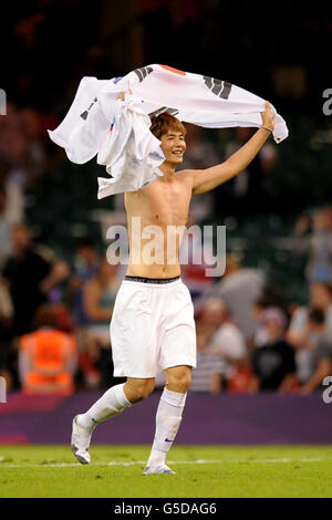 Le sung yueng Ki de Corée du Sud célèbre avec le drapeau de son pays Après son match de camp, le Japon a gagné le football masculin Médaille de bronze au Millennium Stadium Banque D'Images