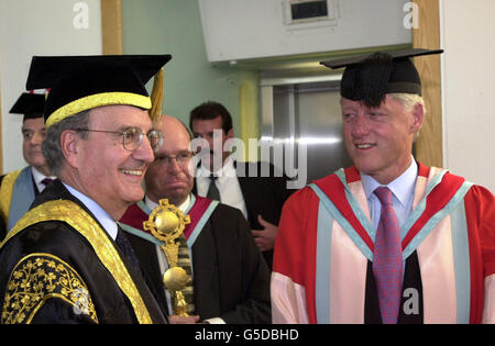 L'ancien président américain Bill Clinton et le sénateur George Mitchell, chancelier de l'Université Queen's de Belfast, Irlande du Nord. M. Clinton a reçu un doctorat honorifique en droit pour sa contribution au processus de paix en Irlande du Nord. *..., lors d'une cérémonie au Waterfront Hall de la ville. Banque D'Images