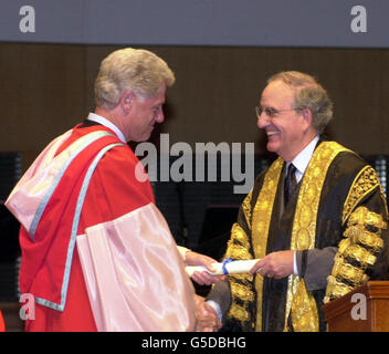 L'ancien président américain Bill Clinton reçoit un diplôme honorifique du sénateur George Mitchell, chancelier de l'Université Queen's de Belfast, Irlande du Nord. M. Clinton a reçu un doctorat en droit pour sa contribution au processus de paix en Irlande du Nord. *... lors d'une cérémonie au Waterfront Hall de la ville. Banque D'Images