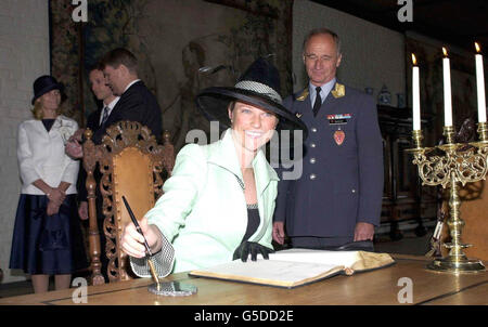 La princesse Martha Louise, de Norvège, signe le livre du visiteur alors qu'elle arrive pour un déjeuner du gouvernement norvégien au château d'Askershus à Oslo, en Norvège. * tenue en l'honneur de la reine Elizabeth II de Grande-Bretagne. La Reine et le duc d'Édimbourg sont en visite d'État dans le pays. Banque D'Images