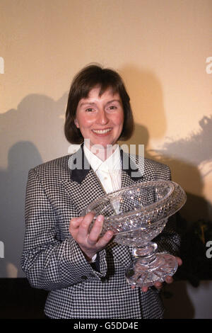 Helen Sharman, première Grande-Bretagne dans l'espace, avec un bol en verre coupé qui lui est présenté par la Royal Aeronautical Society à Londres. Banque D'Images