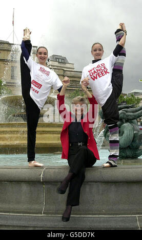 Angela Rippon, présentatrice à la télévision, aide les danseurs Caroline Duprot (à gauche) et Adela Ramirez, du Ballet national anglais, à promouvoir la semaine mondiale de la danse, à Trafalgar Square, à Londres. Banque D'Images