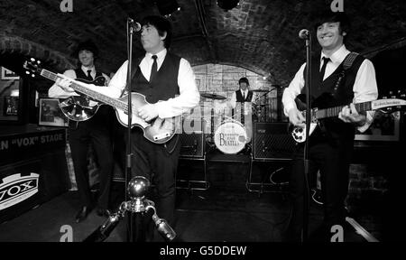 EDS NOTE: IMAGE CONVERTIE EN NOIR ET BLANC PAR LE PHOTOGRAPHE le Cavern Club Beatles ré-inact le moment où les vrais Beatles ont été filmés pour la première fois par Granada TV sur scène au Cavern Club, Liverpool, il y a 50 ans à ce jour. Banque D'Images