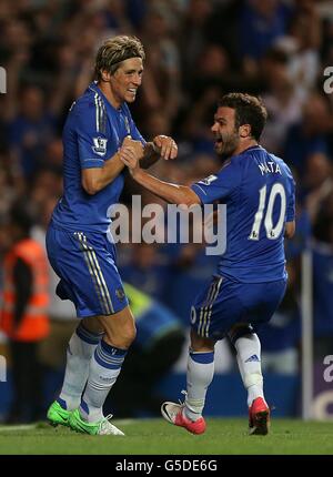 Fernando Torres, de Chelsea, célèbre son troisième but Jeu avec Juan Mata (à droite) Banque D'Images