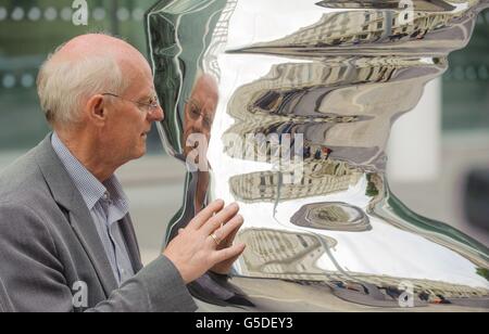 Le sculpteur Tony Cragg avec sa sculpture 'Elliptical Column 2012', qui fait partie de 'Tony Cragg at Exhibition Road', qui est la première exposition de sculpture le long de la nouvelle section piétonne de Exhibition Road, à Kensington, à l'ouest de Londres. Banque D'Images