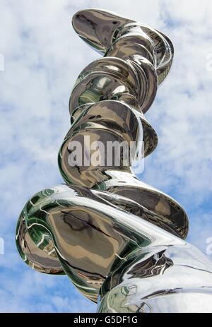 Détail de 'Elliptical Column 2012' par le sculpteur Tony Cragg, qui fait partie de 'Tony Cragg at Exhibition Road', qui est la première exposition de sculpture le long de la nouvelle section piétonne de Exhibition Road, à Kensington, à l'ouest de Londres. Banque D'Images