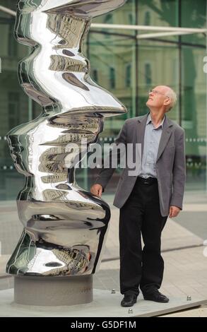 Le sculpteur Tony Cragg avec sa sculpture 'Elliptical Column 2012', qui fait partie de 'Tony Cragg at Exhibition Road', qui est la première exposition de sculpture le long de la nouvelle section piétonne de Exhibition Road, à Kensington, à l'ouest de Londres. Banque D'Images