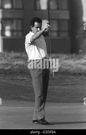 Golf - Dunhill Nations Cup - St Andrews.Le golfeur écossais Sam Torrance fait la queue sur l'ancien parcours de St Andrews pendant son match avec Federico German du Brésil. Banque D'Images