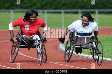 Dedeline Mibamba Kimbatahas (à gauche) Paralympien de la République démocratique du Congo, Qui a obtenu une entrée joker à la course en fauteuil roulant de 1500m mais qui n'a jamais couru dans une chaise de course auparavant, reçoit l'entraîneur de l'ambassadrice et sprinteuse de Londres 2012, Anne Wafula Strike, au centre sportif de Marks Hall à Harlow, Essex. Banque D'Images