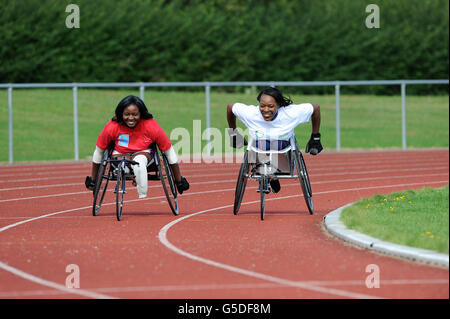 Dedeline Mibamba Kimbatahas (à gauche) Paralympien de la République démocratique du Congo, Qui a obtenu une entrée joker à la course en fauteuil roulant de 1500m mais qui n'a jamais couru dans une chaise de course auparavant, reçoit l'entraîneur de l'ambassadrice et sprinteuse de Londres 2012, Anne Wafula Strike, au centre sportif de Marks Hall à Harlow, Essex. Banque D'Images