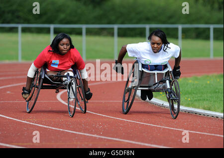 Dedeline Mibamba Kimbatahas (à gauche) Paralympien de la République démocratique du Congo, Qui a obtenu une entrée joker à la course en fauteuil roulant de 1500m mais qui n'a jamais couru dans une chaise de course auparavant, reçoit l'entraîneur de l'ambassadrice et sprinteuse de Londres 2012, Anne Wafula Strike, au centre sportif de Marks Hall à Harlow, Essex. Banque D'Images