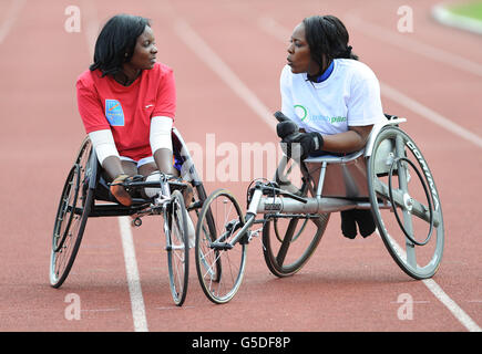 Dedeline Mibamba Kimbatahas (à gauche) Paralympien de la République démocratique du Congo, Qui a obtenu une entrée joker à la course en fauteuil roulant de 1500m mais qui n'a jamais couru dans une chaise de course auparavant, reçoit l'entraîneur de l'ambassadrice et sprinteuse de Londres 2012, Anne Wafula Strike, au centre sportif de Marks Hall à Harlow, Essex. Banque D'Images