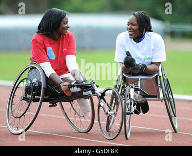 Dedeline Mibamba Kimbatahas (à gauche) Paralympien de la République démocratique du Congo, Qui a obtenu une entrée joker à la course en fauteuil roulant de 1500m mais qui n'a jamais couru dans une chaise de course auparavant, reçoit l'entraîneur de l'ambassadrice et sprinteuse de Londres 2012, Anne Wafula Strike, au centre sportif de Marks Hall à Harlow, Essex. Banque D'Images