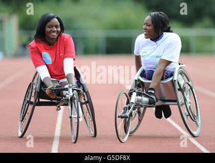 Dedeline Mibamba Kimbatahas (à gauche) Paralympien de la République démocratique du Congo, Qui a obtenu une entrée joker à la course en fauteuil roulant de 1500m mais qui n'a jamais couru dans une chaise de course auparavant, reçoit l'entraîneur de l'ambassadrice et sprinteuse de Londres 2012, Anne Wafula Strike, au centre sportif de Marks Hall à Harlow, Essex. Banque D'Images