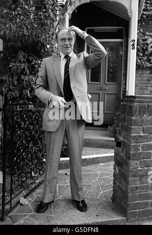 Le chef du Parti travailliste Neil Kinnock quitte son Ealing, à Londres, où se réunit le Parlement, avant sa première confrontation en tant que chef de l'opposition avec le premier ministre. Banque D'Images