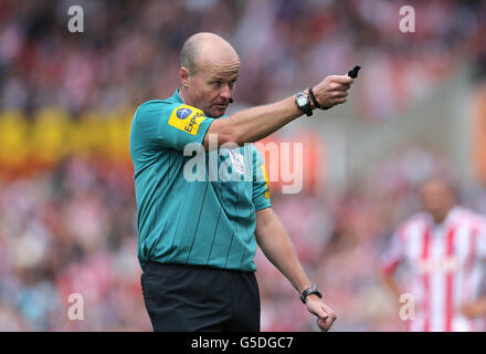 Football - Barclays Premier League - Stoke City / Arsenal - Britannia Stadium.Lee Mason, arbitre du match Banque D'Images