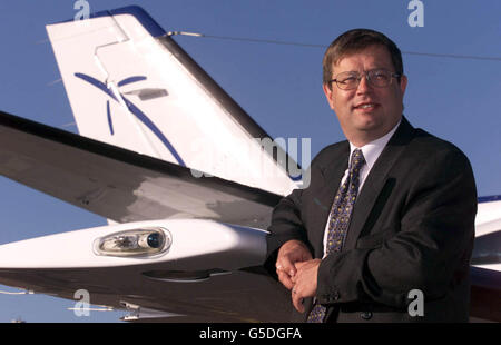 L'avion Cessna Caravan de Chris Clifton, consultant en gestion, part à l'aéroport d'Exeter. M. Clifton a été tellement mécontent des services ferroviaires entre Exeter et le centre de Londres qu'il a décidé de lancer sa propre compagnie aérienne Linkair Services pour les navetteurs entre la ville et Luton. *la compagnie aérienne est conçue pour les gens d'affaires dans la même situation que lui-même. Le billet 239 inclut un voyage en train de première classe de Luton à Londres et le métro. Banque D'Images