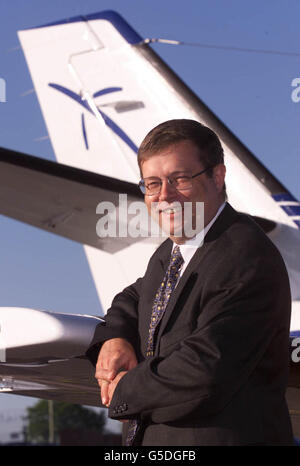 L'avion Cessna Caravan de Chris Clifton, consultant en gestion, part à l'aéroport d'Exeter. M. Clifton a été tellement mécontent des services ferroviaires entre Exeter et le centre de Londres qu'il a décidé de lancer sa propre compagnie aérienne Linkair Services pour les navetteurs entre la ville et Luton. *la compagnie aérienne est conçue pour les gens d'affaires dans la même situation que lui-même. Le billet 239 inclut un voyage en train de première classe de Luton à Londres et le métro. Banque D'Images