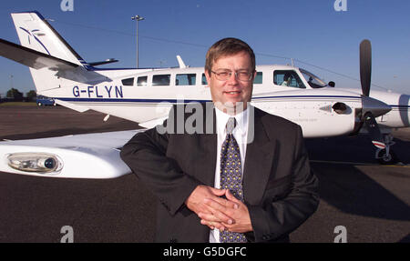 L'avion Cessna Caravan de Chris Clifton, consultant en gestion, part à l'aéroport d'Exeter. M. Clifton a été tellement mécontent des services ferroviaires entre Exeter et le centre de Londres qu'il a décidé de lancer sa propre compagnie aérienne Linkair Services pour les navetteurs entre la ville et Luton. *la compagnie aérienne est conçue pour les gens d'affaires dans la même situation que lui-même. Le billet 239 inclut un voyage en train de première classe de Luton à Londres et le métro. Banque D'Images