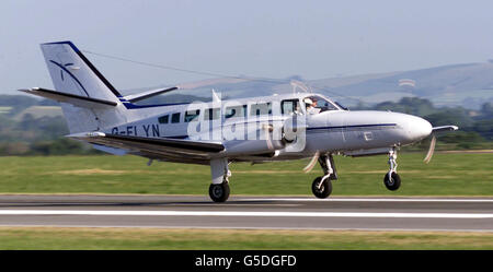 L'avion Cessna Caravan de Chris Clifton, consultant en gestion, part à l'aéroport d'Exeter. M. Clifton a été tellement mécontent des services ferroviaires entre Exeter et le centre de Londres qu'il a décidé de lancer sa propre compagnie aérienne Linkair Services pour les navetteurs entre la ville et Luton. *la compagnie aérienne est conçue pour les gens d'affaires dans la même situation que lui-même. Le billet 239 inclut un voyage en train de première classe de Luton à Londres et le métro. Banque D'Images