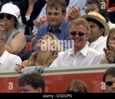 Le radiodiffuseur Chris Evans et son épouse chanteuse pop Billie Piper lors des championnats Stella Artois au Queens Club à Londres. Banque D'Images