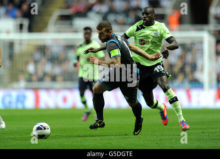 Demba Ba de Newcastle United avec Loannis Skondras d'Atromitos (à gauche) lors d'un match de l'UEFA Europa League à St James' Park, Newcastle. Banque D'Images