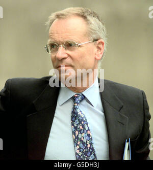 Lord Archer arrive au Old Bailey, Londres.Le romancier le plus vendu et ancien vice-président du Parti conservateur, nie avoir perverti le cours de la justice, parjure et utilisé un journal comme un faux instrument dans le cadre de son procès en diffamation de 1987 contre un journal. Banque D'Images