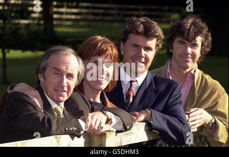 Jackie Stewart, ancienne championne du monde de F1 Motor Racing, célèbre Avec son épouse Helen et son fils Mark et Paul (à droite) Chez lui à Buckinghamshire après avoir reçu des nouvelles de son Knightood dans la liste de l'honneur publié Banque D'Images