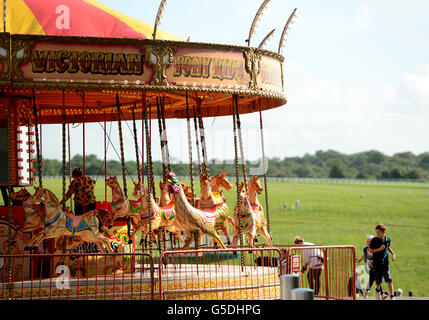 Courses hippiques - Festival des courses familiales - Summer Raceday - Hippodrome d'Epsom Downs. Le carrousel de l'hippodrome d'Epsom Downs. Banque D'Images