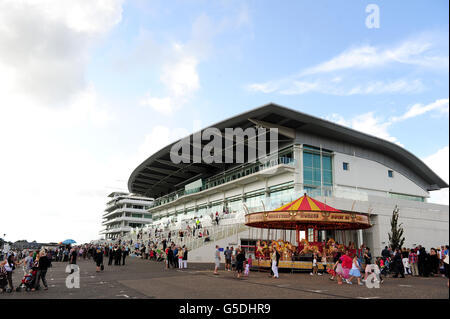 Courses hippiques - Festival des courses familiales - Summer Raceday - Hippodrome d'Epsom Downs. Le carrousel de l'hippodrome d'Epsom Downs Banque D'Images