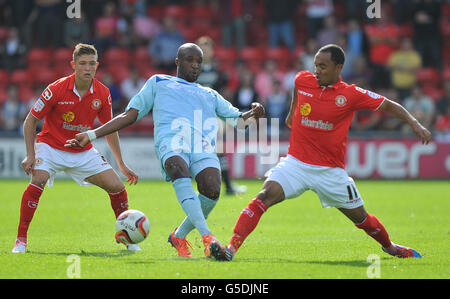 William Edjenguele de Coventry City est sous pression lors du match de la npower football League One à Gresty Road, Crewe. Banque D'Images