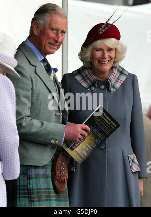 Le prince de Galles et la duchesse de Cornouailles, connus sous le nom de duc et duchesse de Rothesay en Écosse, lors du rassemblement du Braemar dans le parc commémoratif de la princesse royale et du duc de Fife à Braemar. Banque D'Images