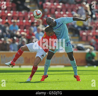 William Edjenguele de Coventry City combat avec Max Clayton de l'équipe Alexandra lors du match One de la npower football League à Gresty Road, Crewe. Banque D'Images