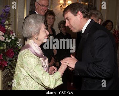 Le duc d'York, patron du Ballet national anglais, est accueilli par Dame Alicia Markova, présidente de l'ENB, alors qu'il arrive au Royal Albert Hall, à Londres, pour assister à la représentation royale de Roméo et Juliette de l'ENB. * c'est son premier engagement officiel en tant que patron de la compagnie de ballet. Banque D'Images
