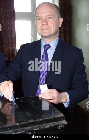 Le chef du parti conservateur William Hague vote lors de l'élection générale britannique , au Booth Memorial Hall, Catterick Village, dans sa circonscription de Richmond, dans le North Yorkshire. Les experts prédisaient un Labour. * gagner avec eux à la tête du parti conservateur par 17 points dans les sondages d'opinion. *05/12/01 Ormer leader conservateur William Hague. Depuis sa nomination au poste de commissaire aux normes parlementaires en février 1999, Elizabeth Filkin a mené 33 enquêtes sur des députés de tous les grands partis. L'une de ses enquêtes les plus controversées concerne la Haye, qui a été critiquée pour Banque D'Images