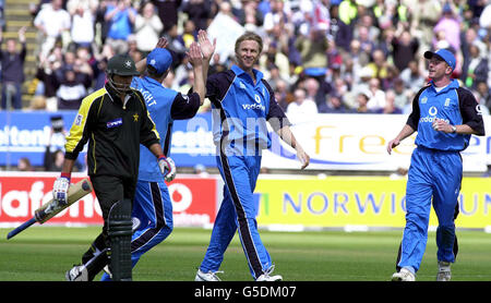 Alan Mullally (au centre) célèbre le cricket de Shahid Afridi (à gauche), au Pakistan, en 25, lors de la série NatWest d'une journée internationale à Edgbaston, dans le Warwickshire. Banque D'Images