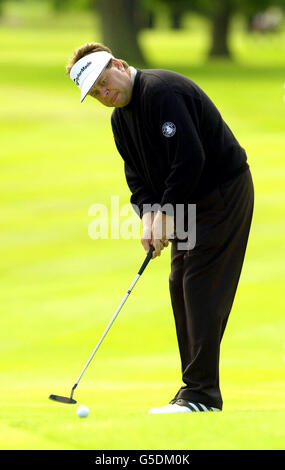 Andrew Oldcorn, en Écosse, sur le 18ème green, pendant le premier jour de l'Open d'Angleterre, à Forest of Arden, Warwickshire. Banque D'Images