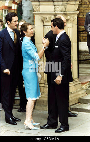 HRH Infanta Elena de l'Espagne la duchesse de Lugo est accueillie par le prince héritier Nicholas de Grèce assistant au baptême de son prince Achileas de Grèce de neuf mois à la cathédrale grecque de Saint Sofia à Bayswater, dans l'ouest de Londres. Banque D'Images