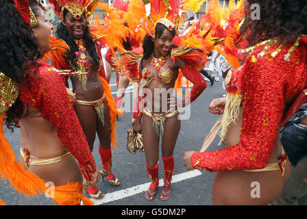 La préparation de la Paraiso School of Samba prend part au Notting Hill Carnival de Londres. APPUYEZ SUR ASSOCIATION photo. Date de la photo: Lundi 27 août 2012. Voir PA Story SOCIAL Carnival. Le crédit photo devrait se lire comme suit : Lewis Whyld/PA Wire Banque D'Images